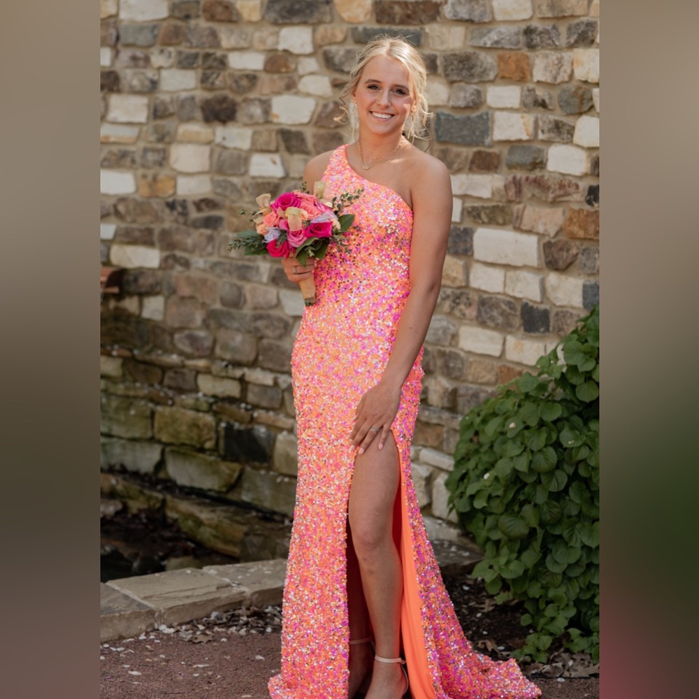 henri’s prom dress